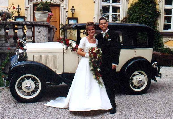 ba-paar-vor-auto.