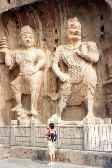 longmen-grotten-waechter.jpg