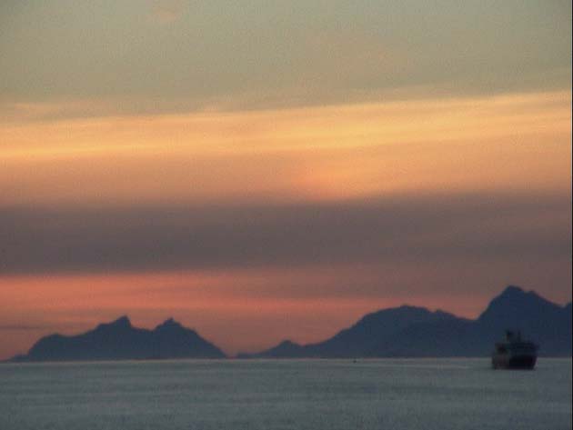 lofoten-sonnenunt&schiff.jpg